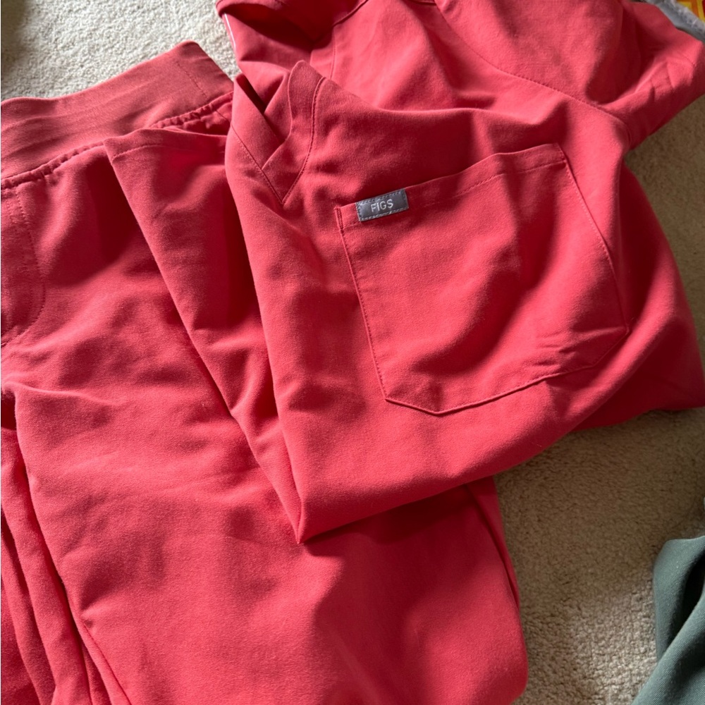 FIGS  Scrub Set - Pocket Top & Pants